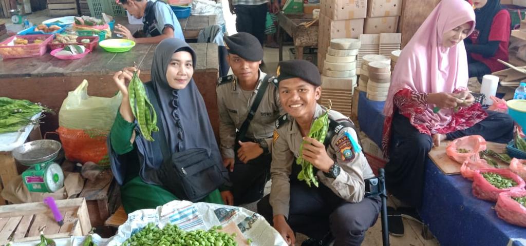 SPN Polda Kepri bersama pedagang sayur di Pasar Maimun