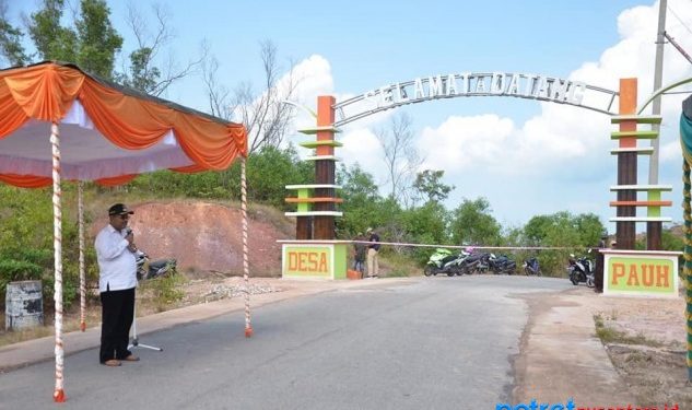 Bupati Karimun Aunur rafiq saat memberikan sambutan sebelum melakukan penggutingan pita