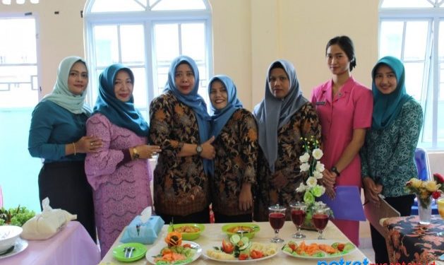 Ketua Bhayangkari Ranting Tanjungbalai Karimun Olivia Budi bersama Pengurus PKK melakukan poto bersama