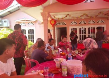 Ketua Apindo Karimun, Dwi Untung saat melaksanakan open house dirumahnya
