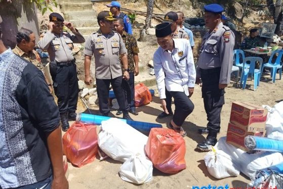 Kapolres Karimun Yos Guntur FS turun langsung melihat kondisi korban angin puting beliung