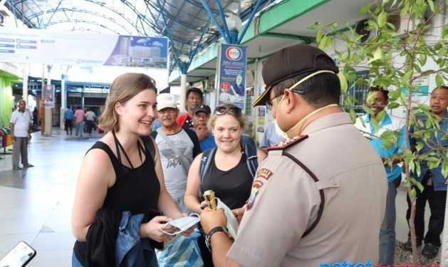 Kapolres Karimun, Yos Guntur Yudi FS saat membagikan masker kepada pengunjung