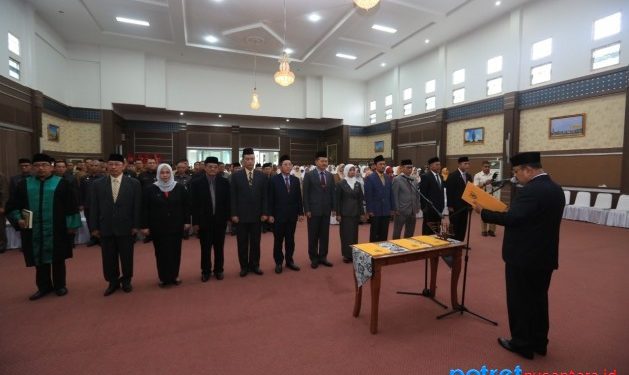 Bupati Karimun Aunur Rafiq saat melantik 11 Pejabat Eselon II di lingkungan Pemkan Barimun. Foto/humas karimun