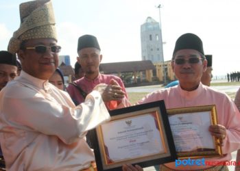Dr. M.S. SUDARMADI, S.Pd, MM Kepala Badan Kepegawaian dan Pengembangan SDM saat menerima piagam penghargaan dari Wakil Bupati Karimun