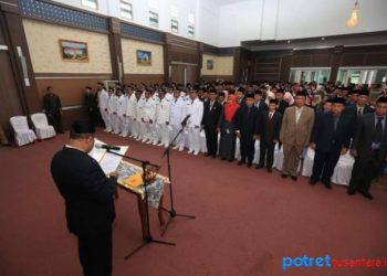 Bupati Karimun, H Aunur Rafiq saat melakukan pelantikan pejabat dilingkungan Pemkab Karimun