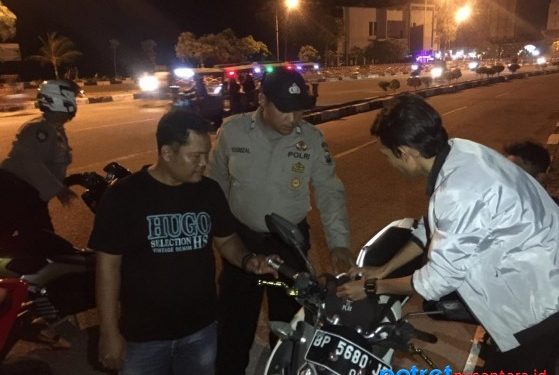 Saat anggota kepolisian melakukan pemriksaan pengendara