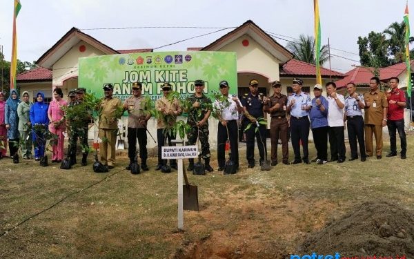 Kapolres Karimun foto bersama sebelum melakukan penanaman pohon