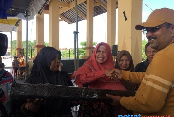 Bupati Karimun Aunur Rafiq saat memberikan kata sambutan sebelum membagikan Tenda dan Gerobak kepada pedagang