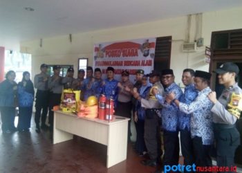 Kapolsek Balai Karimun, Budi Hartono foto bersama usai pembangnan Posko