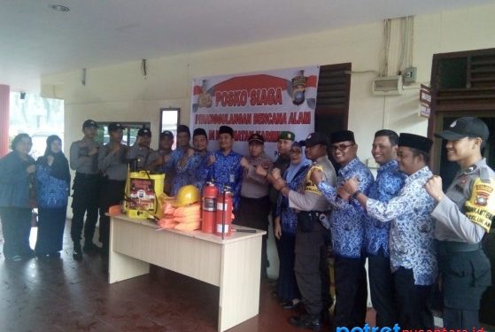 Kapolsek Balai Karimun, Budi Hartono foto bersama usai pembangnan Posko