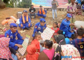 Sahata Sitorus ditengah para anak-anak pesisir saat menceritakan sejarah