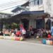 Ratusan Masyarakat saat mengantre untuk mendapatkan minyak tanah subsidi di Meral Kota