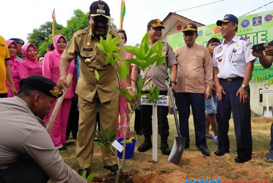 Bupati Karimun, Aunur Rafiq saat menanam pohon di lokasi Polsek Tebing