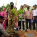 Bupati Karimun, Aunur Rafiq saat menanam pohon di lokasi Polsek Tebing