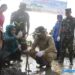 Bupati Karimun Aunur Rafiq bersama istri saat menanam bibit bakau di desa Pongkar