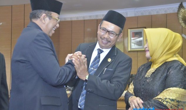 M Yusuf Sirat saat pengangkatan menjadi Ketua DPRD Karimun menggantikan HM Asyura.F/arsip