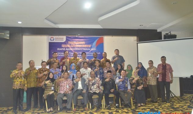Lagat Parroha Siadari Ketua Ombudsman Kepulauan Ria bersama Bupati Karimun Aunur Rafiq melakukan foto bersama usai acara