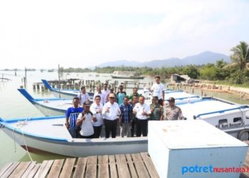 Wakil Bupati Karimun, Anwar Hasyim foto bersama usai memberikan bantuan Kapal kepada nelayan. Foto/Humas