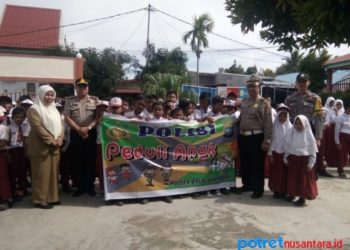 Abdul Latif, Waka Polsek Tanjung Balai Karimun bersama anggotanya berfoto bersama anak-anak