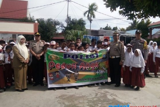 Abdul Latif, Waka Polsek Tanjung Balai Karimun bersama anggotanya berfoto bersama anak-anak