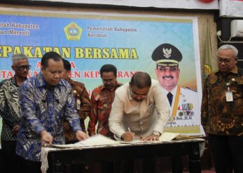 Irwan Nasir, Bupati Kepulauan Meranti, Riau bersama Bupati Karimun, Aunur Rafiq saat menandatangani Mou tentang kesehatan dan kependudukan