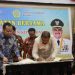 Irwan Nasir, Bupati Kepulauan Meranti, Riau bersama Bupati Karimun, Aunur Rafiq saat menandatangani Mou tentang kesehatan dan kependudukan