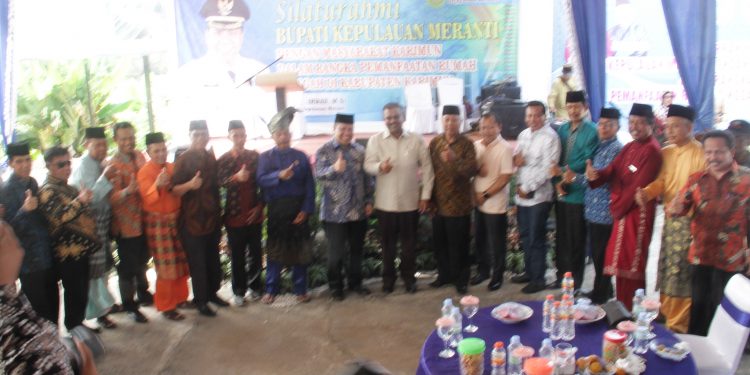 Irwan Nasir foto bersama Kekerabatan Keluarga Meranti di rumah Singgah Meranti Poros
