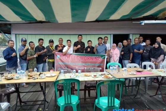 Usai acara, wartawan bersama Sekda dan Kepala Dinas Komunikasi Informatika dan Statistik melakukan foto bersama. Foto/pemkabanambas