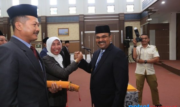 Bupati Karimun, Aunur Rafiq saat pengangkatan Pejabat Eselon II di lingkungan Pemkab Karimun beberapa waktu lalu. Foto/humas
