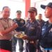 Kapolres Karimun Yos Guntur Yudi FS saat memberikan kue tumpeng kepada salah satu satpam