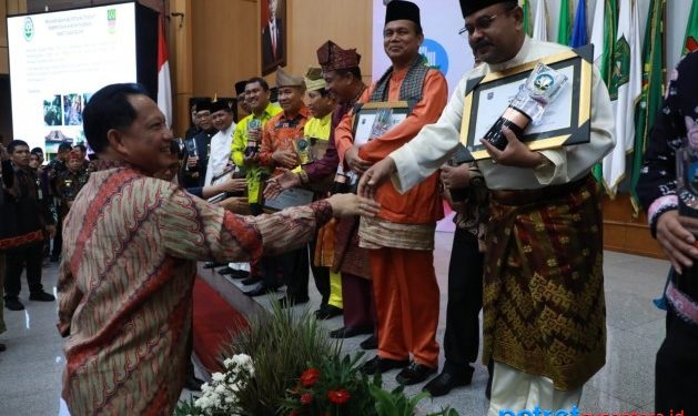 Mendagri, Tito Karnavian saat mengucapkan selamat kepada penerima penghargaan