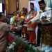 Mendagri, Tito Karnavian saat mengucapkan selamat kepada penerima penghargaan