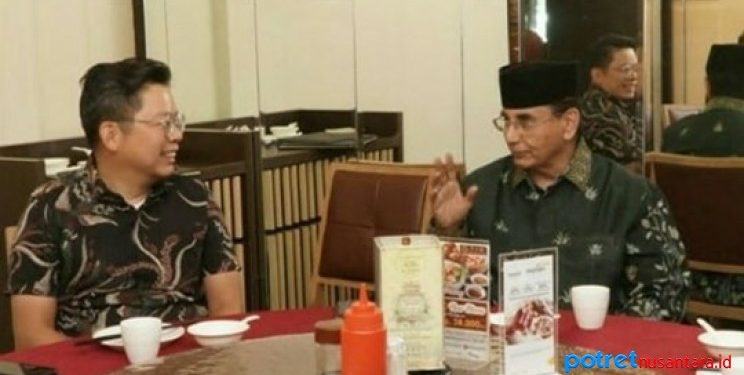 Konjen Singapura Mark Low saat berbincang dengan mantan Gubernur Kepri, Ismeth Abdullah-f/istimewa