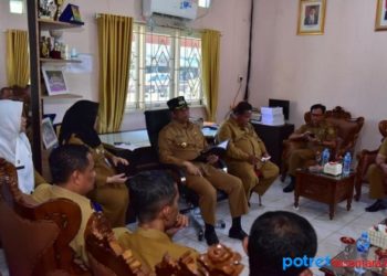 Wakil Bupati Karimun, H Anwar Hasyim saat berada di Kantor Kecamatan Meral. Foto/humaskarimun
