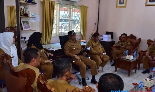 Wakil Bupati Karimun, H Anwar Hasyim saat berada di Kantor Kecamatan Meral. Foto/humaskarimun
