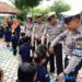 Anak-anak TK Bhakti Caraka Meral saat menyalami Polisi usai acara digelar