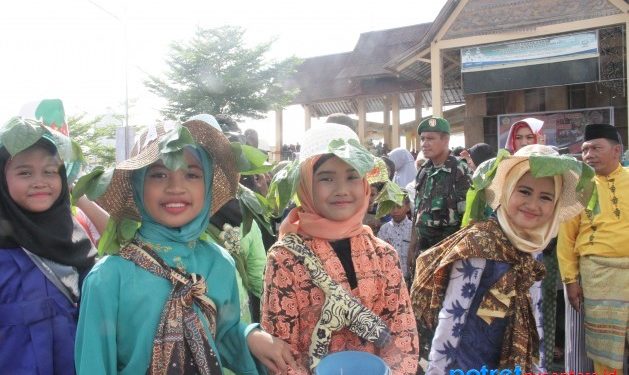 Para peserta berjalan usai dilepas Wakil Bupati Karimun, Anwar Hasyim