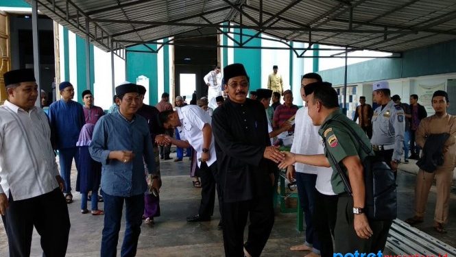 Gubernur usai melaksanakan Shalat Jumat di Masjid Raya Dompak Foto Oleh : Asiik3