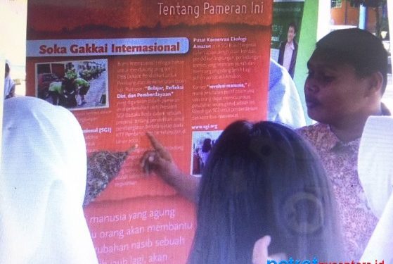 Anak-anak SMA 1 Karimun menampilkan tarian pada acara penutupan pameran Soka Gakkai Indonesia