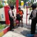 Anggota kepolisian melakukan pemeriksaan barang bawaan orang yang memasuki wilayah Polsek Karimun