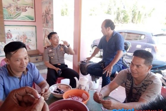 Kapolsek Balai Karimun, AKP Budi Hartono, SIK, MM saat bercerita dengan pengurus-pengurus klenteng