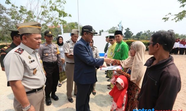Wakil Bupati Karimun H. Anwar Hasyim. M.Si saat menyerahkan sertifikat secara simbolis. (F/humas)