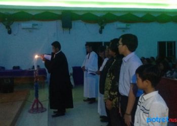 Pendeta RM Manik saat melakukan penyalaan lilin