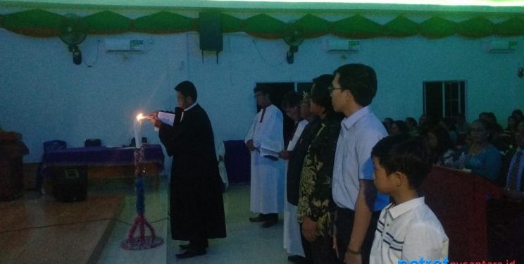Pendeta RM Manik saat melakukan penyalaan lilin