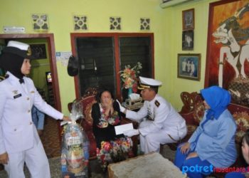 Salah satu penerima bantuan dan sagu hati merasa terharu akan kehadiran Komandan Lanal TBK Letkol Laut (P) Mandri Kartono M.M bersama jajarannya dan Ketua Jalasenastri Cabang 6 Korcab IV DJA I Ny. Whiesse Mandri