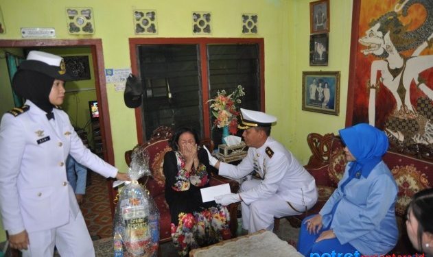 Salah satu penerima bantuan dan sagu hati merasa terharu akan kehadiran Komandan Lanal TBK Letkol Laut (P) Mandri Kartono M.M bersama jajarannya dan Ketua Jalasenastri Cabang 6 Korcab IV DJA I Ny. Whiesse Mandri