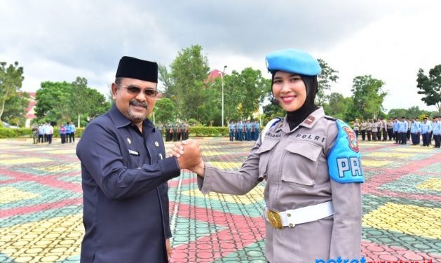 Bupati Karimun Aunur Rafiq melakukan salam komando usai pelaksanaan upacara selesai
