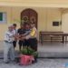 Anggota Polsek Tebing, T Siregar foto bersama jemaat Gereja sebelum melakukan penanaman pohon