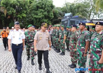 Kapolres Karimun Karimun AKBP Yos Guntur Y.F.S saat melakukan pengecekan pasukan