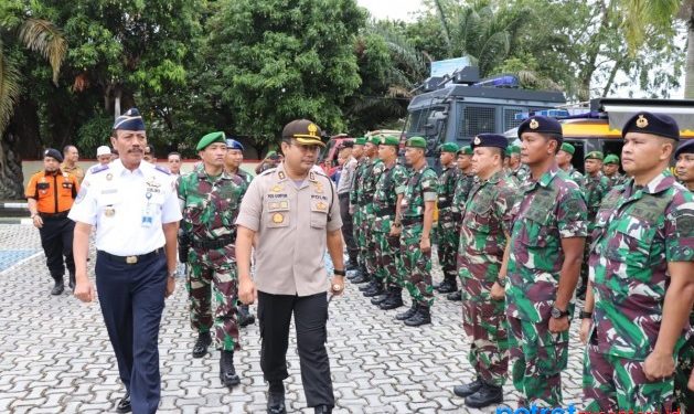 Kapolres Karimun Karimun AKBP Yos Guntur Y.F.S saat melakukan pengecekan pasukan